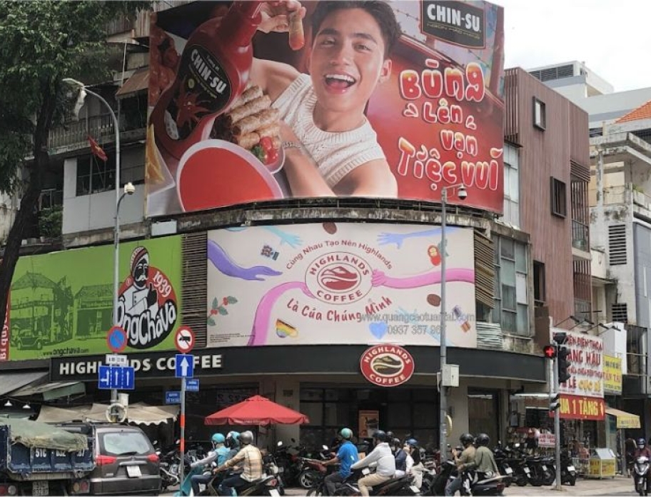 THAY BẠT BILLBOARD CHUỖI HIGHLANDS COFFEE 